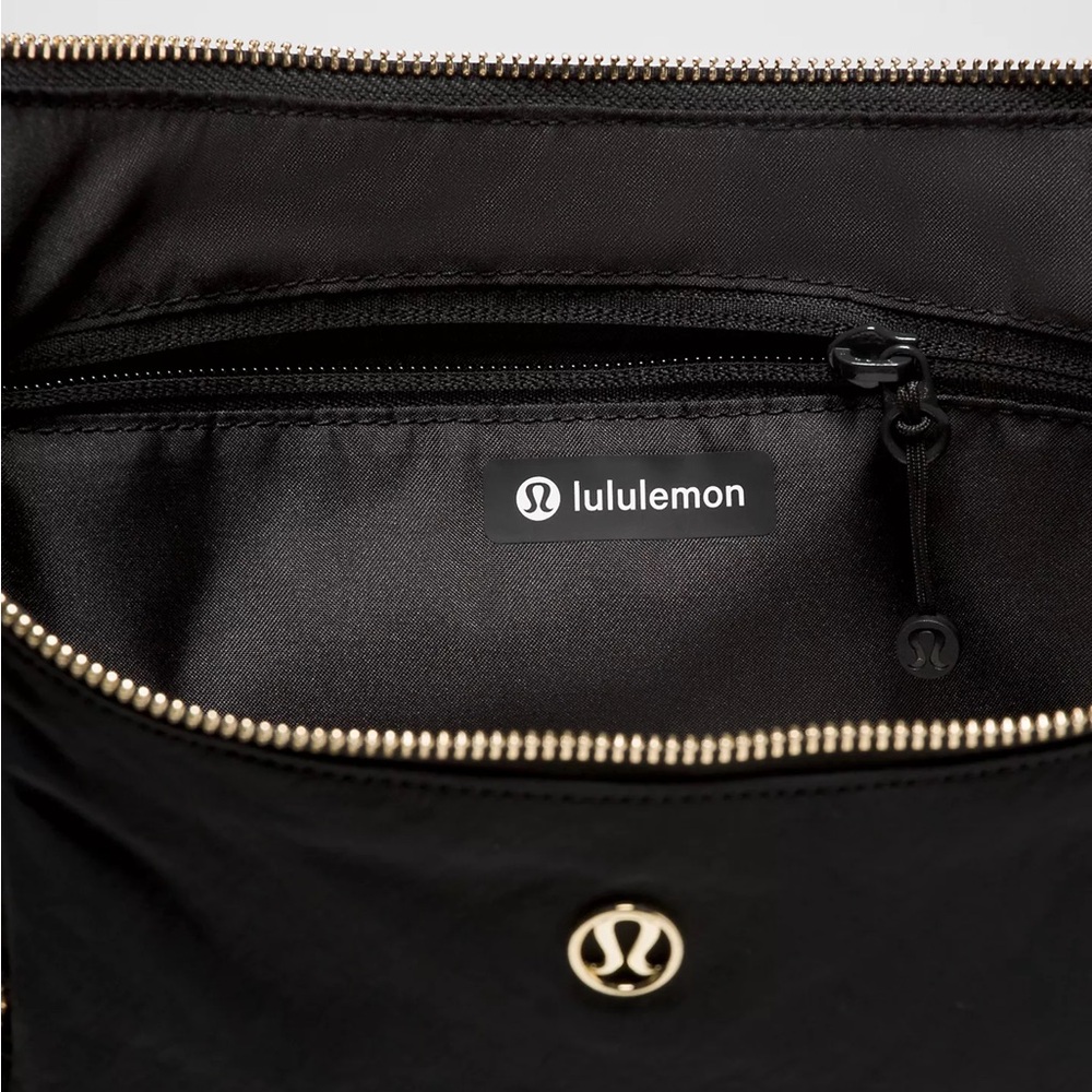 Black LuluLemon with Gold Hardware Women's Shoulder Bag 6L - Picture 4 of 5